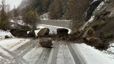 Türkeli ilçesine bağlı Sinop’ta, Düzler-Celaller (Gökçealan-Çatak) grubu yolunda bir heyelan