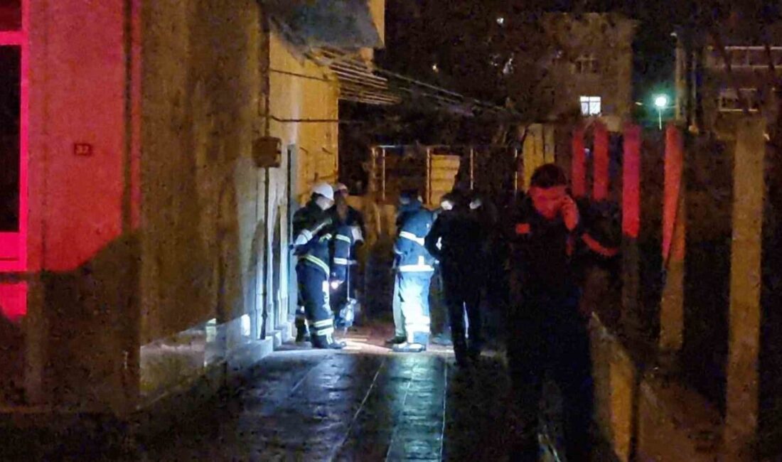 Sinop’ta bir binanın kömürlüğünde çıkan yangın, Sinop Belediyesi itfaiye ekiplerinin