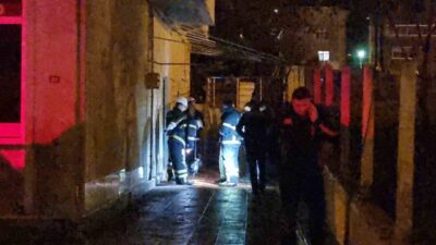 Sinop’ta bir binanın kömürlüğünde çıkan yangın, Sinop Belediyesi itfaiye ekiplerinin