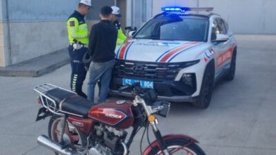 Sinop’un Gerze ilçesinde trafiği tehlikeye atan sürücü, motosikletiyle yaptığı riskli