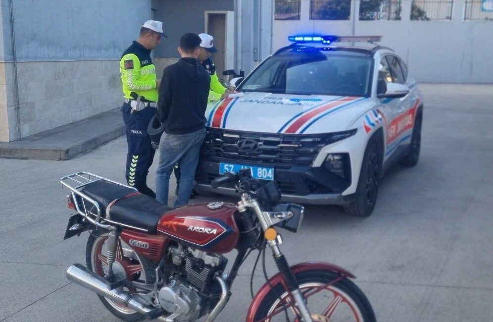 Sinop’un Gerze ilçesinde trafiği tehlikeye atan sürücü, motosikletiyle yaptığı riskli