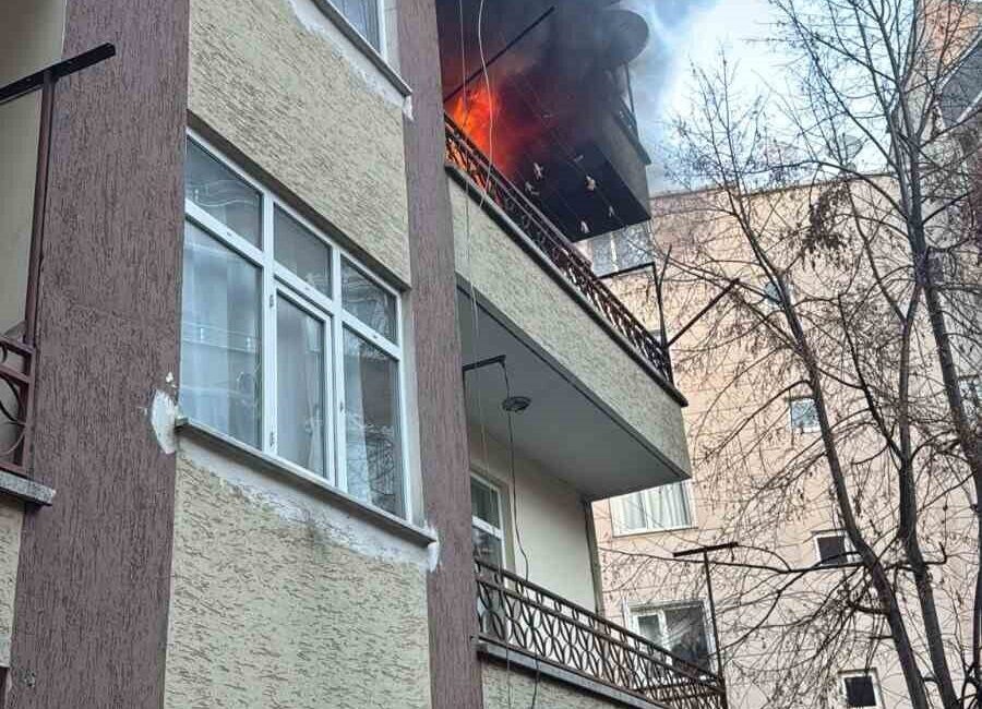 Sinop’un Boyabat ilçesinde bir apartman yangını paniğe sebep oldu ve