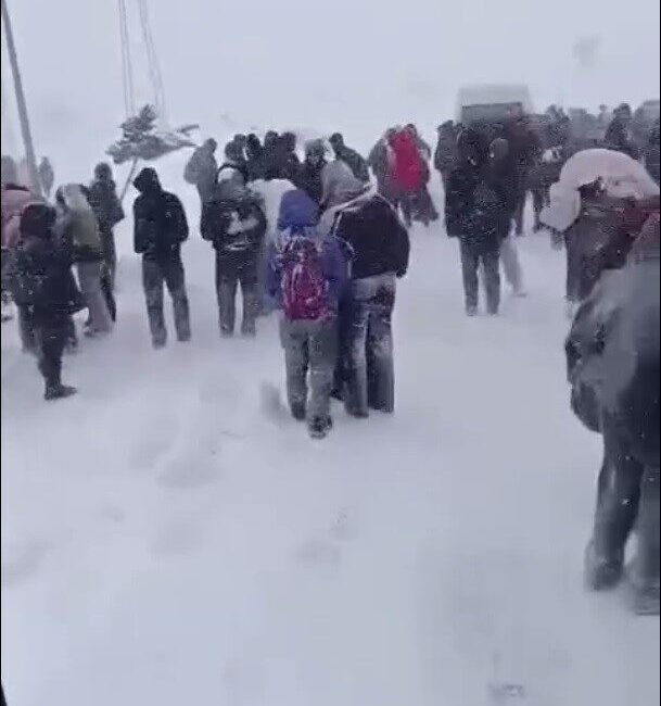 Şırnak il merkezindeki şiddetli kar yağışı nedeniyle okullar tatil edildi