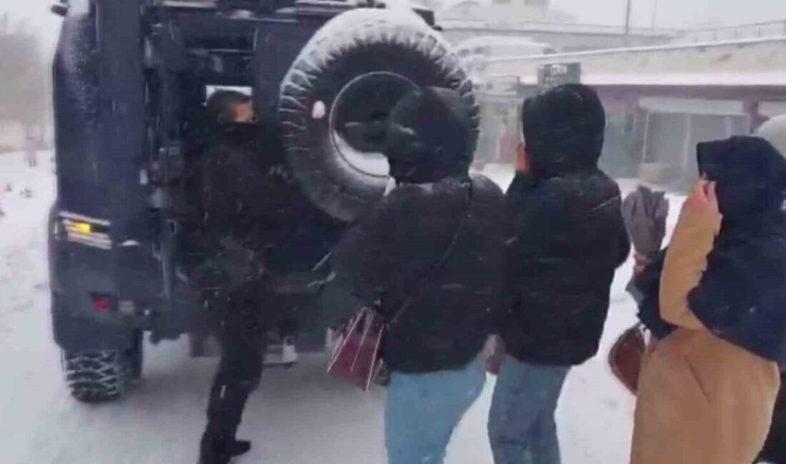 Şırnak’ta etkili olan yoğun kar yağışı, yaşamı olumsuz etkilerken, polis