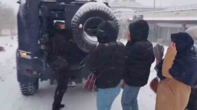 Şırnak’ta etkili olan yoğun kar yağışı, yaşamı olumsuz etkilerken, polis
