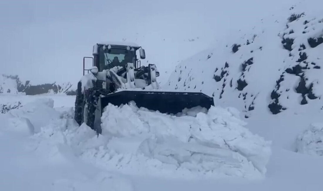 Şırnak’ta kar yağışı aralıksız olarak devam ediyor ve kar kalınlığı
