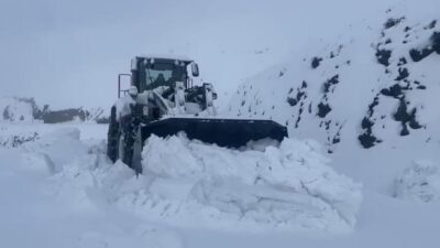 Şırnak’ta kar yağışı aralıksız olarak devam ediyor ve kar kalınlığı