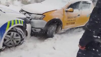 Şırnak merkezinde şiddetli kar yağışı ve buzlanma, hayatı olumsuz etkiledi.