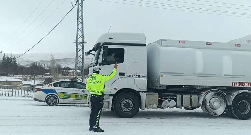 Sivas, ülkenin çeşitli bölgelerinde etkili olan yoğun kar yağışından nasibini