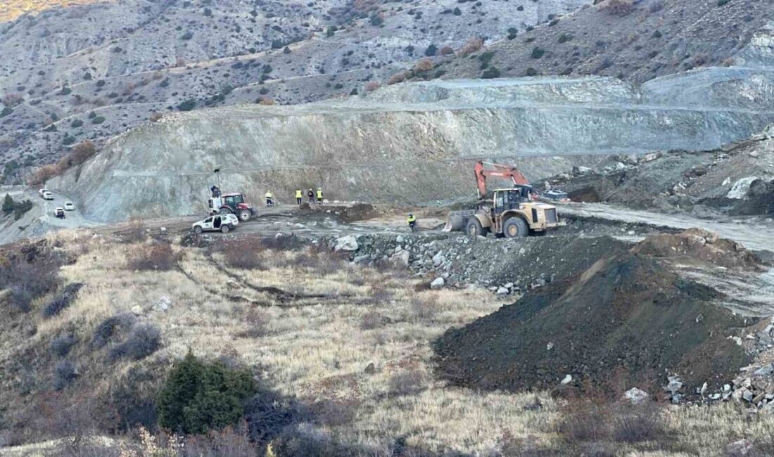 Divriği ilçesinde bulunan bir demir madeninde yaşanan göçük sonucu toprak