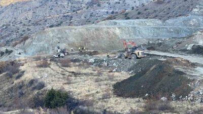 Divriği ilçesinde bulunan bir demir madeninde yaşanan göçük sonucu toprak