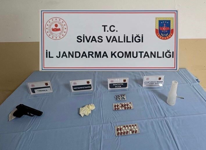 Sivas’ta gerçekleştirilen operasyonlarda, 2 ayrı iş yerinde uyuşturucu madde bulundu.