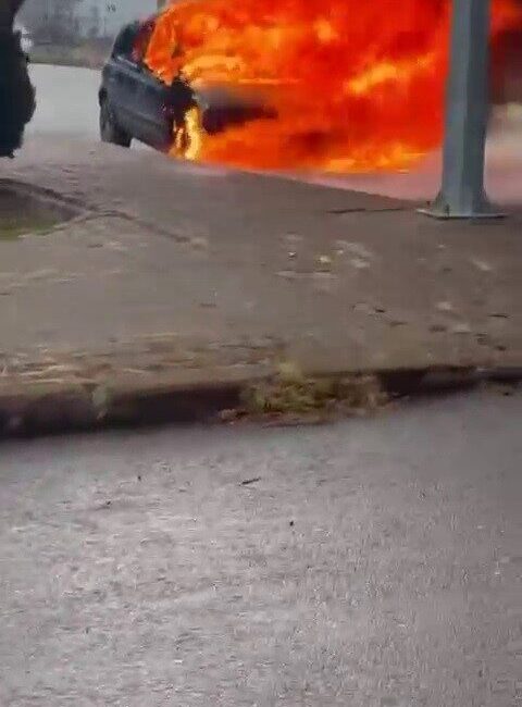 Sivas’ta bir aracın motor kısmından çıkan yangın, aracı alevlerin içinde