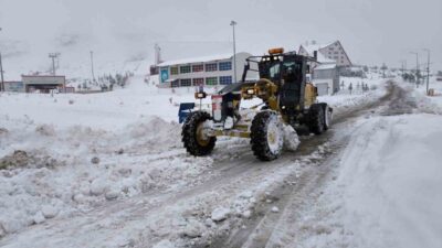 Sivas’ta kar yağışı sebebiyle 69 yerleşim yerinin yolları araç trafiğine