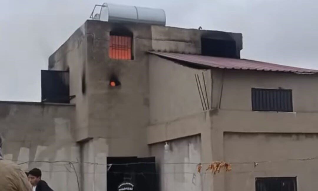 Siverek ilçesindeki bir apartmanın çatı katında meydana gelen yangın, itfaiye