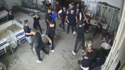 Konya’da, çoğunluğu çocuklardan oluşan bir grup, iş yeri sahibi iki