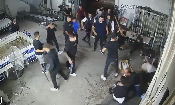 Konya’da, çoğunluğu çocuklardan oluşan bir grup, iş yeri sahibi iki