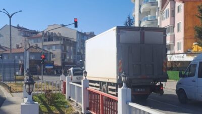 Afyonkarahisar Şuhut ilçesindeki Emniyet Müdürlüğü ekipleri, ilçe merkezinde dron kullanarak