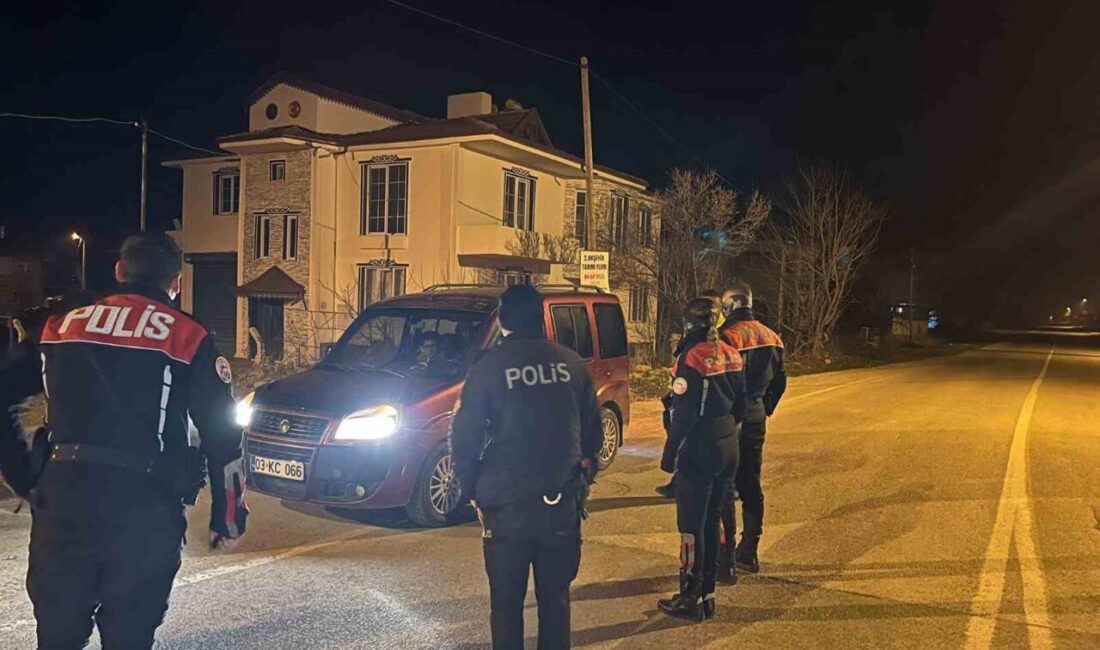 Afyonkarahisar’ın Sultandağı ilçesinde gerçekleştirilen huzur uygulamasında polis ekipleri, kurallara uymayan