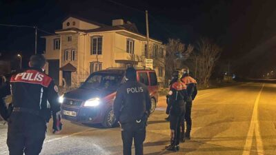 Afyonkarahisar’ın Sultandağı ilçesinde gerçekleştirilen huzur uygulamasında polis ekipleri, kurallara uymayan