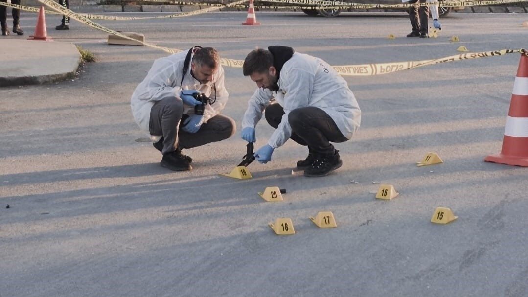 Sultangazi ilçesinde bir kız öğrenciye otobüs beklerken silahlı saldırı düzenlendi.