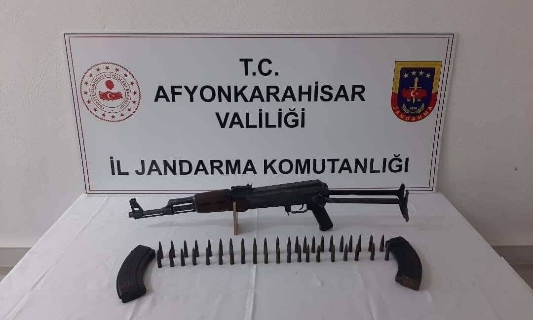 Afyonkarahisar’da Jandarma ekipleri tarafından durdurulan bir araçta Kalaşnikov tüfeği bulundu.