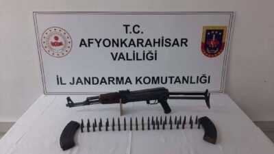 Afyonkarahisar’da Jandarma ekipleri tarafından durdurulan bir araçta Kalaşnikov tüfeği bulundu.