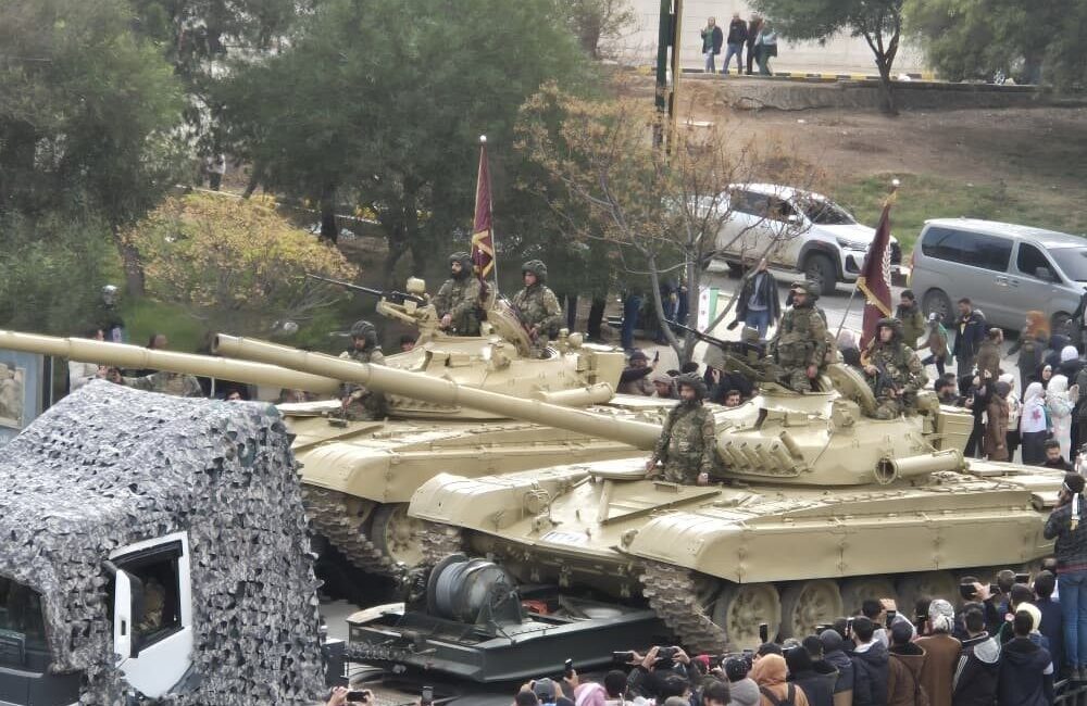 Suriye’de, Esad’ın devrilmesinin yıl dönümü kutlamaları sırasında yeni ordunun katıldığı