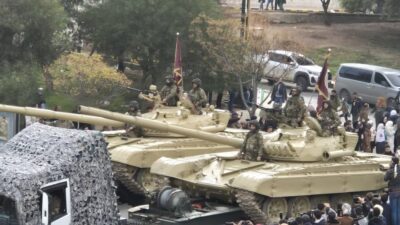 Suriye’de, Esad’ın devrilmesinin yıl dönümü kutlamaları sırasında yeni ordunun katıldığı