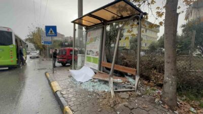 Kocaeli’nin Darıca ilçesinde, park halindeyken hareket eden bir hafif ticari