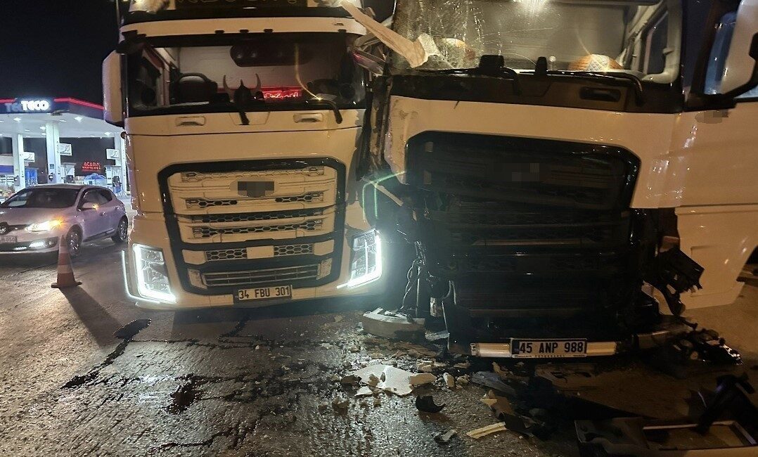 Susurluk ilçesi, Balıkesir’de meydana gelen kazada, iki tır aynı şeritte