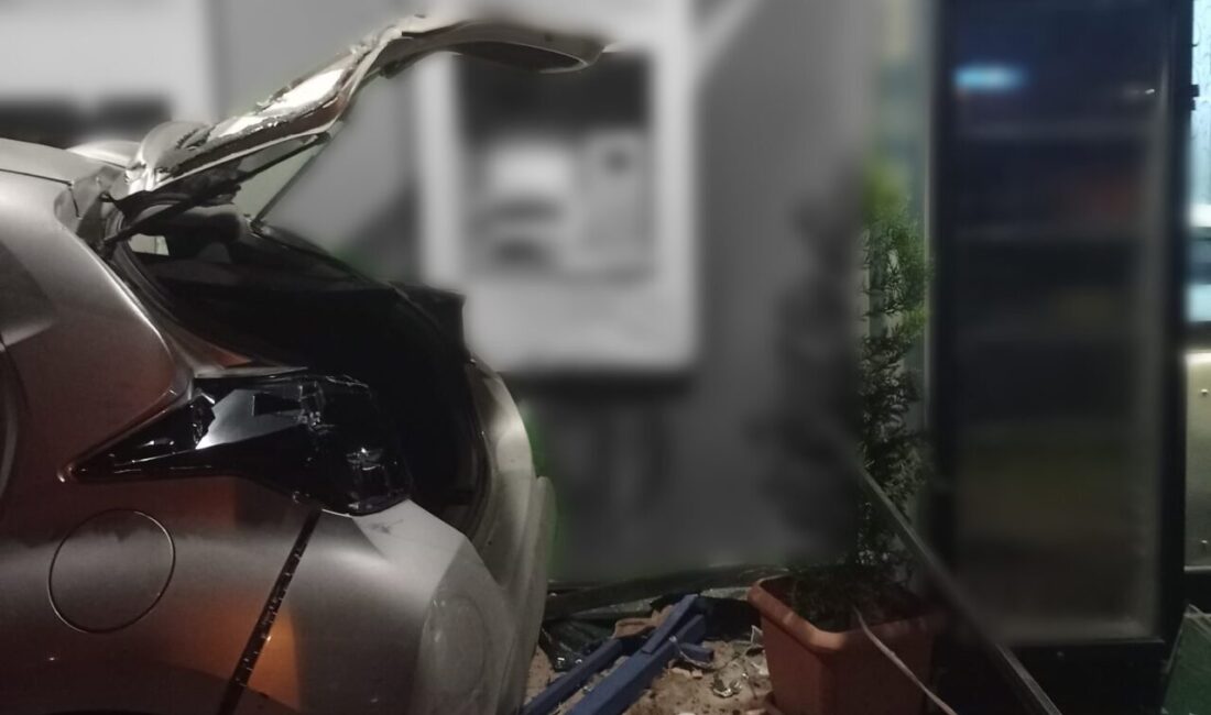 Aydın’ın Efeler ilçesinde bir otomobilin sürücüsü direksiyon hakimiyetini kaybederek takla