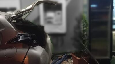 Aydın’ın Efeler ilçesinde bir otomobilin sürücüsü direksiyon hakimiyetini kaybederek takla