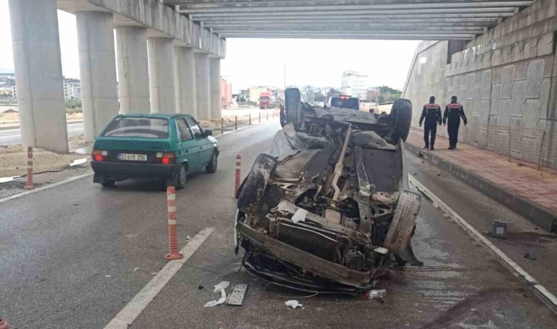 Mersin’in Erdemli ilçesinde meydana gelen trafik kazasında bir otomobil devrildi