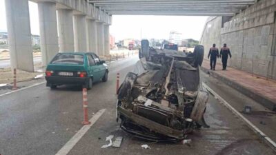 Mersin’in Erdemli ilçesinde meydana gelen trafik kazasında bir otomobil devrildi