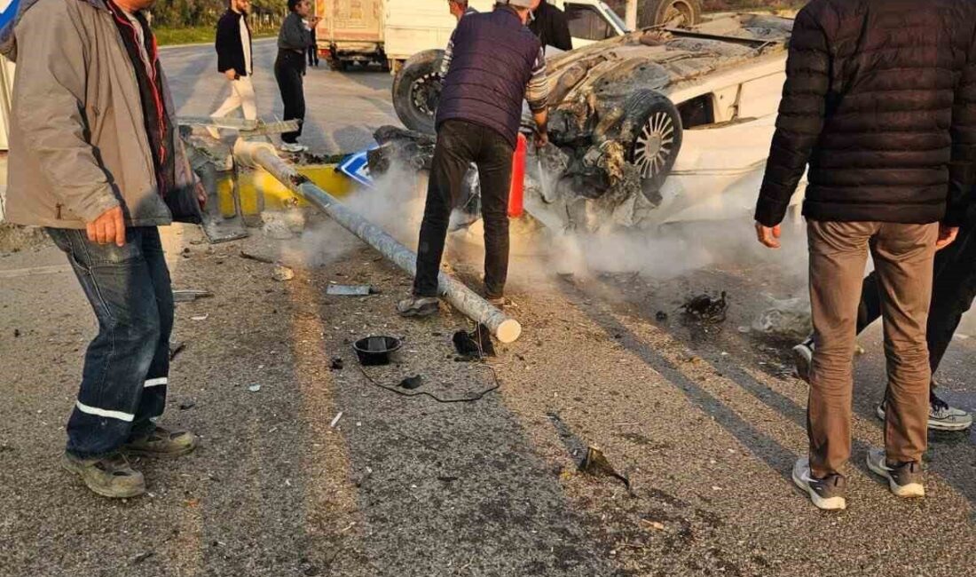 İzmir’in Menemen ilçesinde, bir otomobilin kontrolünü kaybederek takla atıp hurdaya