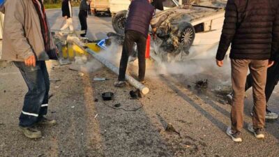 İzmir’in Menemen ilçesinde, bir otomobilin kontrolünü kaybederek takla atıp hurdaya