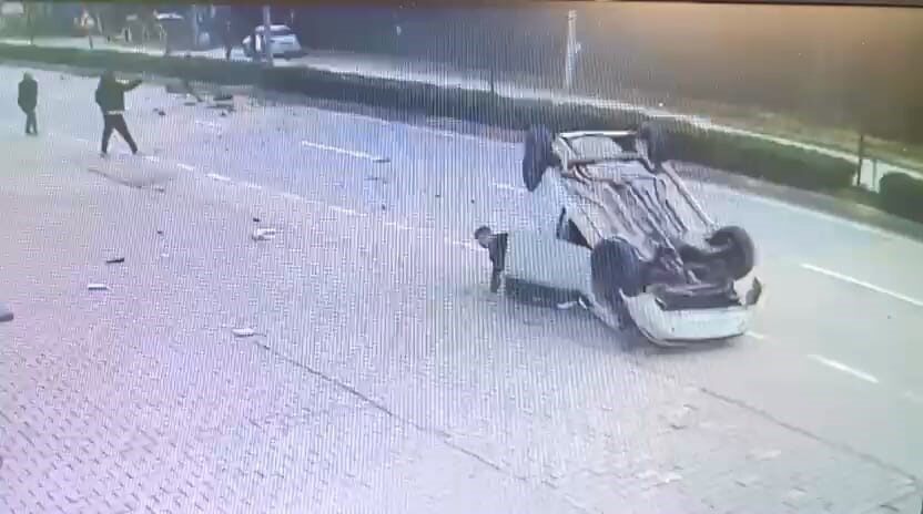 Bursa’nın İnegöl ilçesinde bir aracın kontrolünden çıkarak refüje çarpması sonucu