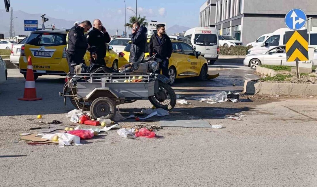 Kahramanmaraş’ın Onikişubat ilçesinde, ticari bir taksi ile sepetli bir motosikletin