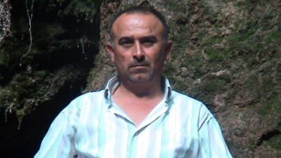 Denizli’nin Merkezefendi ilçesi Yaşilyayla Mahallesi’nde bir adam, evinin çatısını tamir