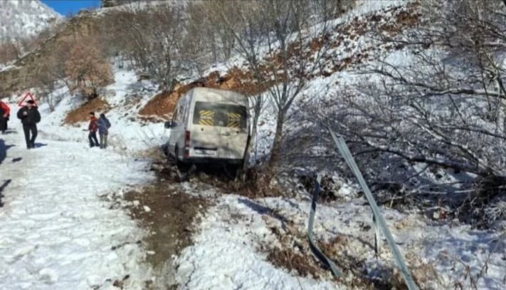 Elazığspor taraftarlarını taşıyan minibüs, kar ve buzlanma sebebiyle yoldan çıkarak