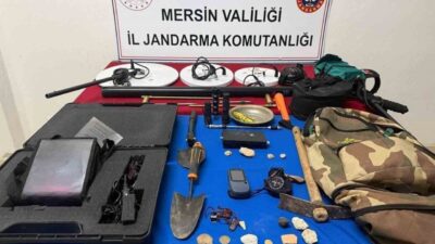 Mersin’de kaçak kazı yapan 3 şüpheli, jandarma ekipleri tarafından yakalanarak