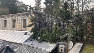 Sultanahmet Camisi’nin altındaki çarşıda bulunan bir restoranda meydana gelen yangın,