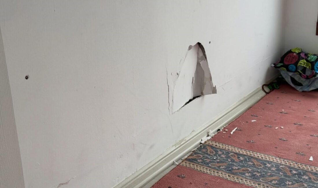 Taşova ilçesindeki millet bahçesinde yer alan mescidin duvarının tahrip edildiği