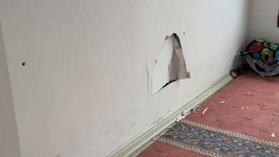 Taşova ilçesindeki millet bahçesinde yer alan mescidin duvarının tahrip edildiği