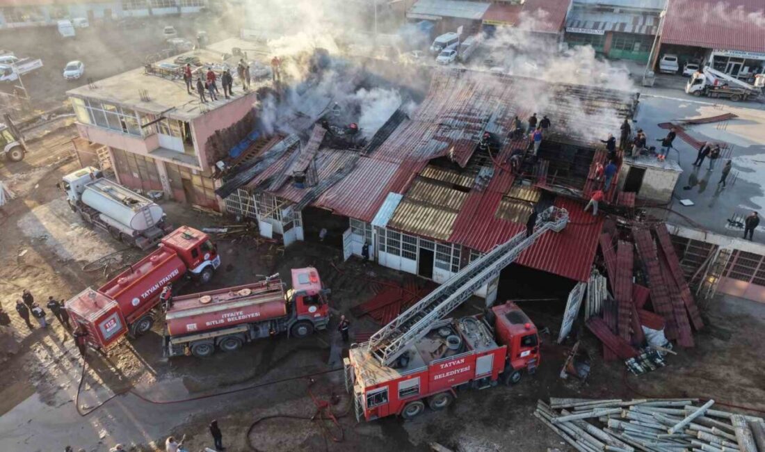 Bitlis’in Tatvan ilçesindeki bir kereste dükkanında çıkan yangın paniğe neden