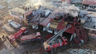 Bitlis’in Tatvan ilçesindeki bir kereste dükkanında çıkan yangın paniğe neden