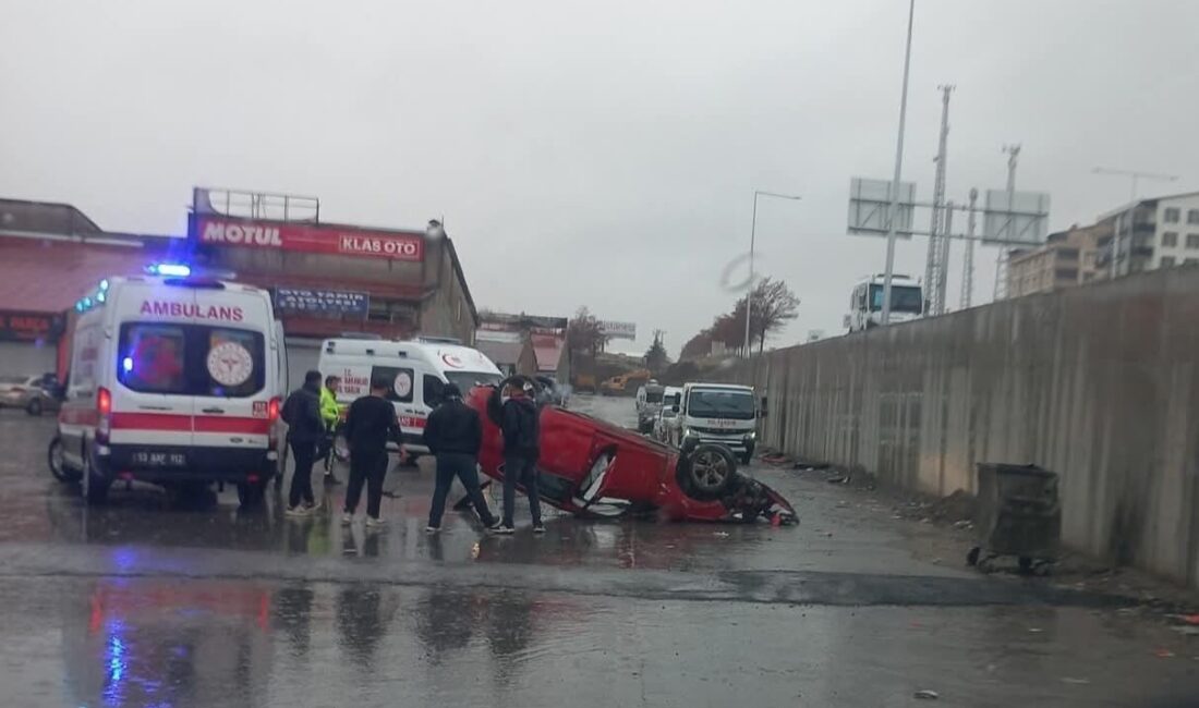 Bitlis’in Tatvan ilçesinde, bir otomobilin direksiyon hakimiyetini kaybetmesi sonucu köprülü