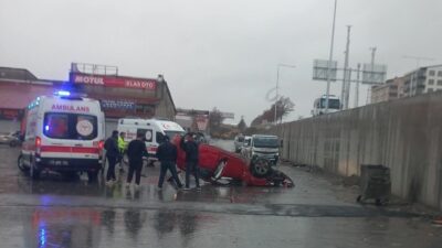Bitlis’in Tatvan ilçesinde, bir otomobilin direksiyon hakimiyetini kaybetmesi sonucu köprülü