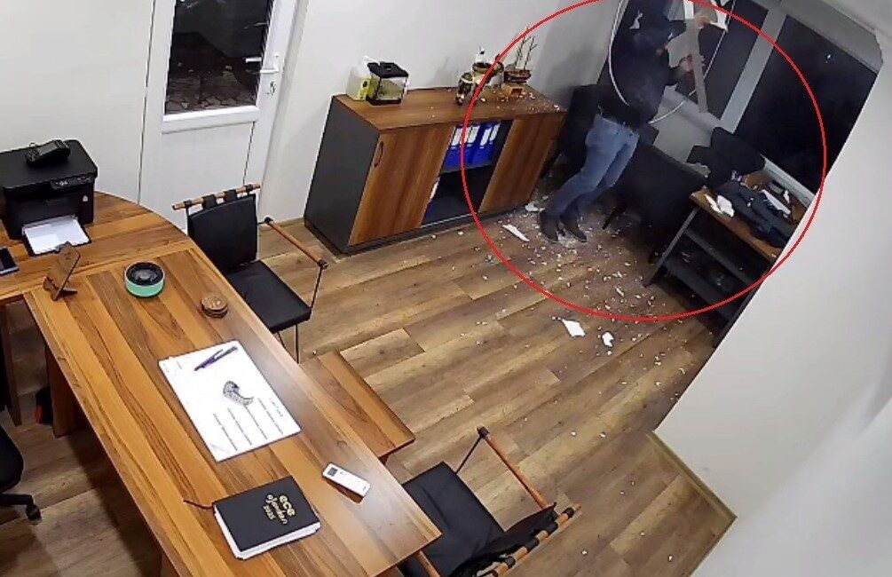 Ünye ilçesindeki bir olayda, bir kişi, arkadaşının iş yerinde kartonpiyer